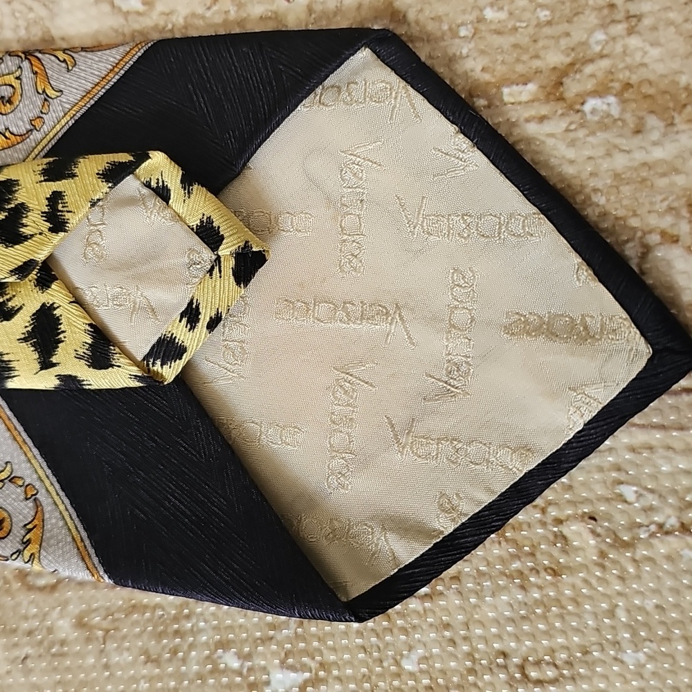 GianniVersace Vintage Black and Gold Leopard Print Tie - Picture 9 of 11